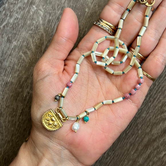 Handmade hand knotted mother of pearl asymmetrical necklace. - Picture 2 of 9